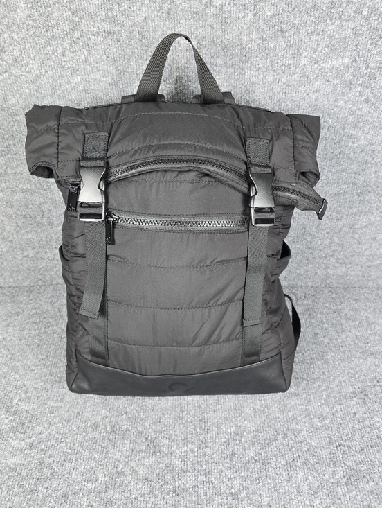 benetton black pouch foldable travel backpack Buy Toiletry Bag with Hook Step into a world where fashion meets functionality with the Ribbed Hardside collection United Colors of Benetton Black